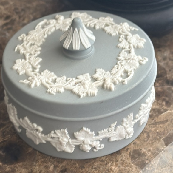 Westwood grey and white round box lovely top grapes and leaves trimming raised - Picture 2 of 14